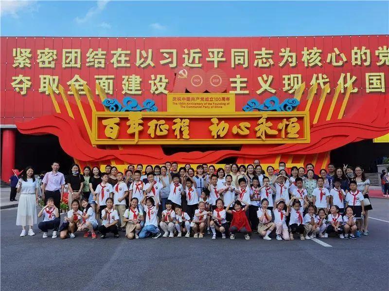 纽约黄金期货周五小幅走高